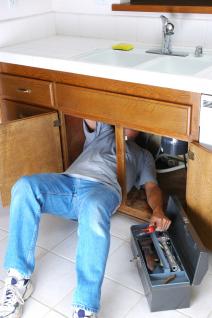 plumbing contractor in El Cerrito finishes a garbage disposal repair